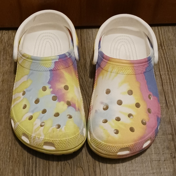 CROCS TYE DYED Sz 7 - Picture 4 of 12